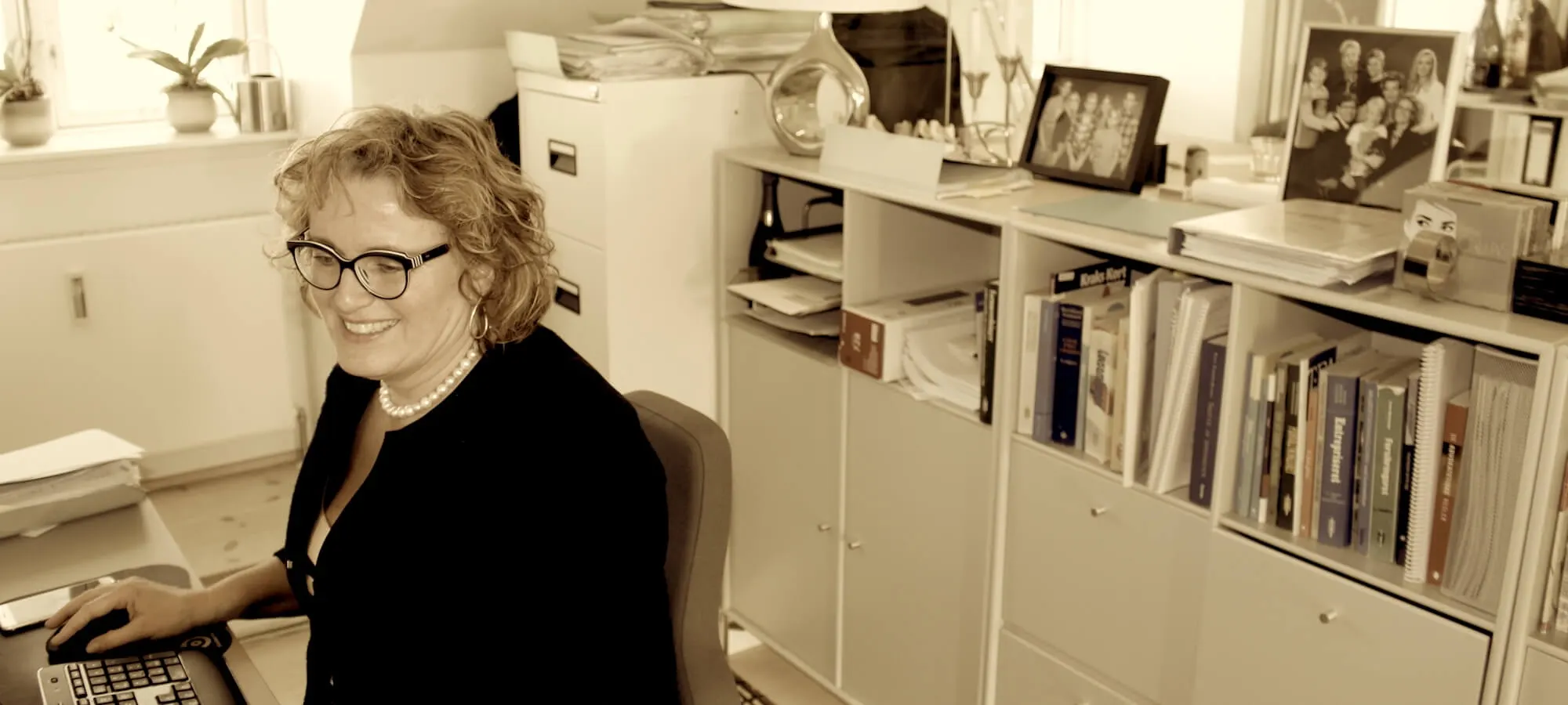 Anne-Marie Juhl Andersen ved sit skrivebord på kontoret