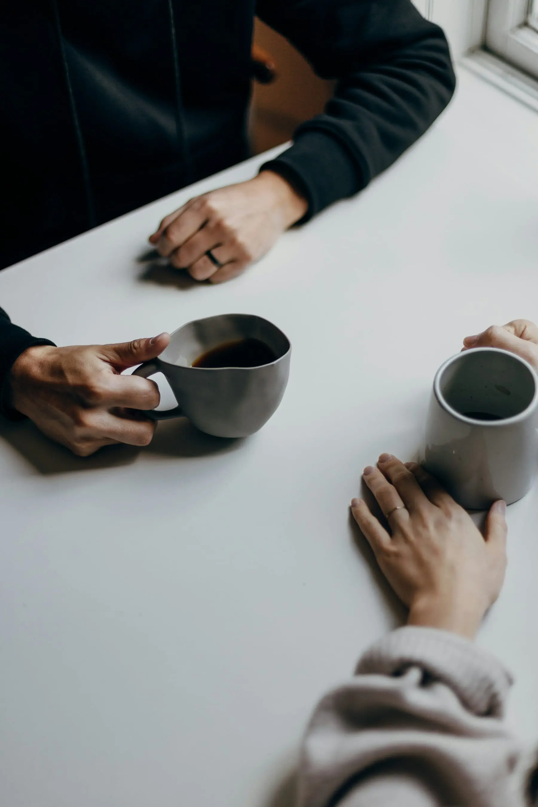 To personer ved et bord med kaffe